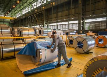 Iran’s Industrial Output Edges Up as Price Pressures Surge