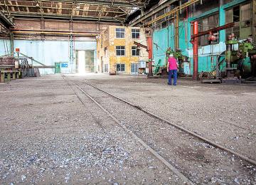 Iran’s Industry Stalls as Economic Pressures Mount